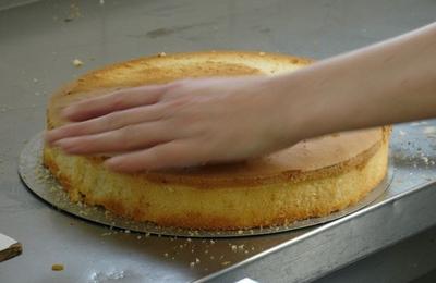 Kuchen zurechtschneiden 