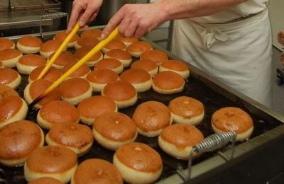 Pfannkuchen im Fett ausbacken 