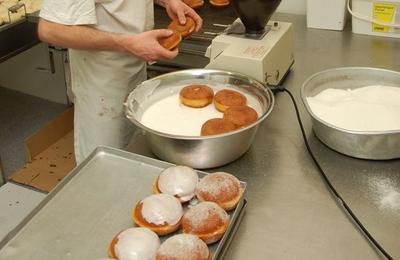 Pfannkuchen mit Zuckerguss versehen 